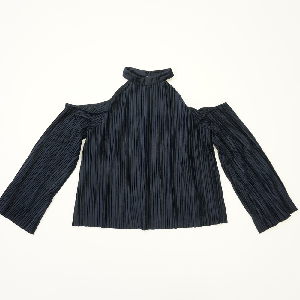 J.O.A. Velvet Pleated Cold Shoulder Top Navy M - Picture 2 of 8